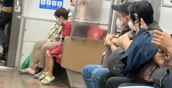 Petugas kebersihan membersihkan lantai gerbong KRL yang dikaitkan dengan dugaan insiden penumpang BAB di dalam kereta. (Sumber: Instagram/@metrobogor_)
