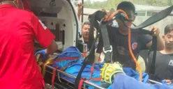 Korban kecelakaan dibawa ke mobil ambulan dievakuasi ke rumah sakit. (Sumber: Lantas Polsek Sukmajaya)