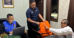 Jajaran Polda Banten saat melakukan pemeriksaan jaket pelampung yang ditemukan dalam pencarian 5 jurnalis dan 3 ABK di Selat Sunda. (Sumber: Humas Polda Banten)