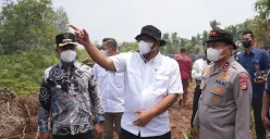 Menteri Lingkungan Hidup (KLH), Moh Jumhur Hidayat didampingi Kapolda Riau, Irjen Pol Herry Heryawan saat meninjau lokasi kebakaran hutan dan lahan, beberapa waktu lalu. (Sumber: Istimewa)