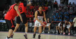 Panglima TNI Jenderal Agus Subiyanto turut bermain dalam laga eksibisi bola basket saat pembukaan Turnamen Piala Panglima TNI 2026 di Jakarta. (Sumber: Istimewa)