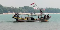 Puluhan nelayan Carita Pandeglang saat hendak melakukan ritual Larung Saji di perairan laut Carita sebagai bentuk ikhtiar spiritual mencari 5 jurnalis dan 3 ABK yang hilang kontak di Selat Sunda. (Sumber: Pos Kota/ Samsul Fatoni)