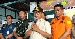 Gubernur Andra Soni dan Kepala Kantor SAR Banten Al Amrad, saat menyampaikan hasil operasi SAR di hari ke-7 pencarian. (Sumber: Poskota/Samsul Fatoni)