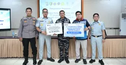Jasa Raharja menyerahkan santunan kepada keluarga korban ABK yang meninggal dunia dalam insiden KM Virgo Transport 8. (Sumber: Dok. Istimewa)
