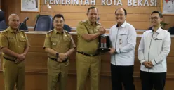 Wali Kota Bekasi, Tri Adhianto Tjahyono (tengah). (Sumber: Istimewa)