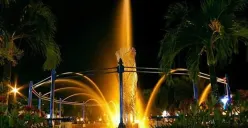 Ilustrasi Suasana malam Jakarta, mulai dari taman kota hingga kawasan wisata dengan lampu yang menghiasi malam. (Sumber: Wikimedia Commons)