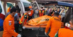 Polri mengevakuasi dua jenazah korban kecelakaan KM Virgo Transport 8 dari perairan selatan Banjarmasin, Kalimantan Selatan, Selasa, 15 September 2026. (Sumber: Dok. Istimewa)