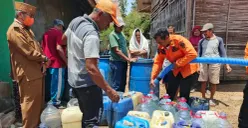 Petugas BPBD Kabupaten Purwakarta menyalurkan air bersih untuk kebutuhan MCK warga terdampak kekeringan. (Sumber: Poskota/Dadan Sukmana)