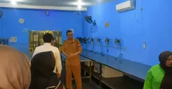 Suasana inspeksi mendadak di SPPG Cipeundeuy, Kabupaten Bandung Barat. (Sumber: Pos Kota/Gatot Poedji Utomo)
