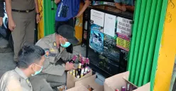 Ribuan botol miras disita Satpol PP Kota Depok di warung sembako dan jamu. (Sumber: Satpol PP Depok)