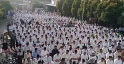 Warga, ASN dan Ulama di Depok menggelar Solat Salat Istisqa meminta hujan saat situasi kekeringan. (Sumber: Pos Kota/ Angga)