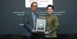VP Corporate Communication dan Strategy MDI Ventures Alvin Evander (paling kanan) mewakili MDI Ventures menerima penghargaan dalam ajang Indonesia Cyber Security Summit (ICSS) 2026, yang diselenggarakan Warta Ekonomi di Jakarta. (Sumber: Istimewa)