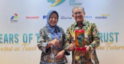 (paling kiri) VP Enterprise Marketing & Growth Telkom Reni Yustiani menerima penghargaan “Business Impact & Industry Growth” untuk Telkom Solution dari Kabar Group Indonesia (KGI). (Sumber: Istimewa)