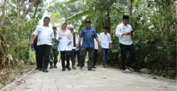 Bupati Pandeglang, Raden Dewi Setiani bersama jajarannya meninjau pembangunan jalan Banyumundu-Saninten. (Sumber: Poskota/Samsul Fatoni)