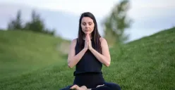 Mindfulness dapat dilatih melalui aktivitas sederhana dengan memusatkan perhatian pada apa yang sedang terjadi saat ini. (Sumber: WIkimedia Commons)