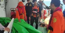 Tim SAR gabungan temukan terpal warna hijau saat pencarian rombongan jurnalis dan ABK yang hilang di Selat Sunda, Carita, Kabupaten Pandeglang, Banten, Rabu, 16 September 2026. (Sumber: Dok. Istimewa)