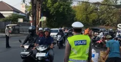 Polisi mengatur lalu lintas di  Jalan Raya Cinere, Kota Depok yang mengalami kemacetan parah akibat galian PDAM. (Sumber: Polsek Cinere)