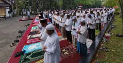Salat Istisqa di Alun-Alun Taman Pasanggrahan Padjadjaran, Kabupaten Purwakarta, Jawa Barat, Rabu, 16 September 2026. (Sumber: Poskota/Dadan Sukmana)