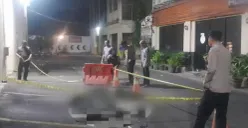 Petugas Polsek Serang mengamankan lokasi jatuhnya pengunjung tempat hiburan. (Sumber: Polsek Serang)
