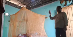 Atap plafon rumah warga RW 04, Kelurahan Cilincing, Jakarta Utara, ambruk, Kamis, 17 September 2026. (Sumber: Poskota/Angga Pahlevi)