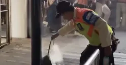 Ilustrasi HP terbakar di dalam tas penumpang KRL. Insiden dua perangkat terbakar terjadi saat Commuter Line 1641 berhenti di Stasiun Rawa Buntu, Kamis (17/9/2026). (Sumber: Instagram/@jabodetabek24)