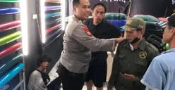 Anggota Polsek Pancoran Mas melakukan olah TKP mengamankan pelaku beserta mengambil keterangan korban. (Sumber: Polres Metro Depok)