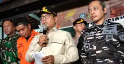 Gubernur Banten, Andra Soni menyampaikan, pencarian rombongan jurnalis hilang dihentikan di Dermaga Marina Carita, Kabupaten Pandeglang, Kamis, 17 September 2026. (Sumber: Poskota/Samsul Fatoni)