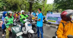 Aksi tanggap Kalbe Consumer Health bagikan masker di Jakarta untuk mencegah ISPA akibat abu vulkanik erupsi Gunung Anak Krakatau. (Sumber: Istimewa)