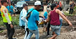 Warga mengevakuasi korban kecelakaan kereta di Kecamatan Cipocok Jaya, Kota Serang, Banten, Kamis, 17 September 2026. (Sumber: Dok. Polresta Serang Kota)