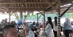 Ratusan warga memadati dermaga Marina Carita, Kabupaten Pandeglang, Banten, Kamis, 17 September 2026. (Sumber: Poskota/Samsul Fatoni)