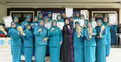 Ketua TP-PKK Kabupaten Tangerang, Rismawati Maesyal Rasyid bersama para kader setelah meraih penghargaan juara umum lomba 10 program pokok PKK Ke-54 tingkat Provinsi Banten. (Sumber: Istimewa)