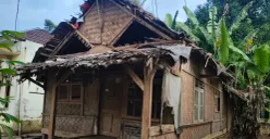 Kondisi bangunan rumah Basri di Kecamatan Cikedal, Pandeglang, cukup memprihatinkan. (Sumber: Pos Kota/ Samsul Fatoni)