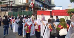 Ratusan karyawan PT Arjuna Prabadwipa Amarta saat melakukan unjuk rasa di depan gedung Arjuna Hyperbowling, Jalan Raya Kedoya, Jakarta Barat, Kamis, 17 September 2026. (Sumber: Dok. Istimewa)