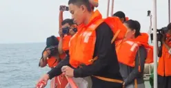 Anggota keluar korban menaburkan bunga di Pantai Pagedongan, Kecamatan Carita, Kabupaten Pandeglang, Banten, Jumat, 18 September 2026. (Sumber: Dok. Istimewa)