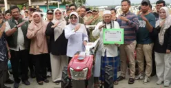 Bupati Pandeglang, Rd. Dewi Setiani menyerahkan bantuan kepada petani dan peternak. (Sumber: Poskota/Samsul Fatoni)
