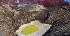 Penampakan kawah Gunung Anak Krakatau yang terlihat menyerupai telur ceplok setelah rangkaian erupsi pada awal September 2026. Fenomena tersebut merupakan genangan air yang terkontaminasi gas belerang. (Sumber: Instagram/@wxchasing)