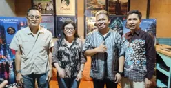 Pembukaan kantor baru Gema Picture sekaligus memperkenalkan pembuatan film Tuyul Seken dan Personal Brondong dihadiri para aktris dan Produser di Cimanggis, Kota Depok. (Sumber: Poskota/Angga Pahlevi)
