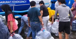 Suasana distribusi air bersih secara cuma-cuma dari PAM Jaya di wilayah Jakarta Barat. (Sumber: PAM Jaya)