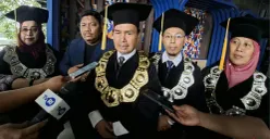 Direktur PNJ, Dr. Syamsurizal bersama jajaran di sela acara wisuda ke-42 di Balairung UI, Kota Depok, Sabtu, 19 September 2026. (Sumber: Poskota/Angga Pahlevi)