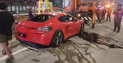 Mobil sport Porsche mengalami kecelakaan tunggal di Jalan Tol Depok-Antasari (Desari) KM 4+200 B, kawasan Cinere, Sabtu, 19 September 2026, malam. (Sumber: Dok. Istimewa)