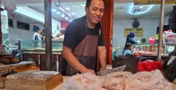 Potret Syam, pedagang daging ayam potong di Pasar Tradisional Reni Jaya Lama. (Sumber: Pos Kota/ Angga)