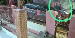 Diduga pengendara motor sesaat sebelum memecahkan kaca motor pegawai UIN Syarif Hidayatullah Jakarta terekam kamera CCTV. (Sumber: UIN Syarif Hidayatullah Jakarta)