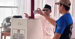 Warga memasukkan surat suara ke dalam kotak suara pada Pemilihan Kepala Desa (Pilkades) Serentak Bekasi, Minggu, 20 September 2026. (Sumber: Diskominfosantik Kabupaten Bekasi))
