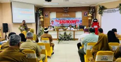 Sekda Purwakarta, Sri Jaya Midan membuka kegiatan sosialisasi Silikon bertempat di Aula Kantor DPPKB Purwakarta, Jawa Barat, Senin, 21 September 2026. (Sumber: Poskota/Dadan Sukmana)