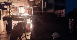 Kebakaran rumah di Jalan Masjid Al Huda, Kelurahan Kebayoran Lama Utara, Kecamatan Kebayoran Lama, Jakarta Selatan, Selasa, 22 September 2026, malam WIB. (Sumber: Poskota/Ali Mansur)