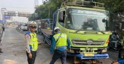 Kecelakaan lalu lintas melibatkan sebuah truk tronton terjadi di Jalan Gatot Subroto arah timur, tepatnya di depan Halte Busway Denpasar, Jakarta Selatan, Selasa, 22 September 2026. (Sumber: Polda Metro Jaya)