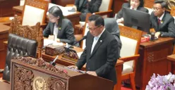 Mendagri Tito Karnavian dalam Rapat Paripurna RUU Kabupaten/Kota di tiga provinsi Kalimantan menjadi Undang-Undang, Selasa, 22 September 2026. (Sumber: Dok. Kemendagri)