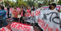 Ratusan karyawan Club de Arjuna menggelar aksi damai di Balai Kota DKI Jakarta, Senin (21/9/2026), menuntut tempat kerja dibuka kembali setelah tiga bulan ditutup. (Sumber: Istimewa)