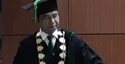Rektor UIN Alauddin Makassar Prof. Hamdan Juhannis menyampaikan pesan humanis kepada wisudawan tentang pentingnya menghargai orang-orang di lingkungan kampus. (Sumber: Instagram/@hamdanjuhannis)