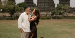Umur Dennis Talakua menjadi sorotan setelah melamar Marion Jola di Prambanan. (Sumber: Instagram/@lalamarionmj)